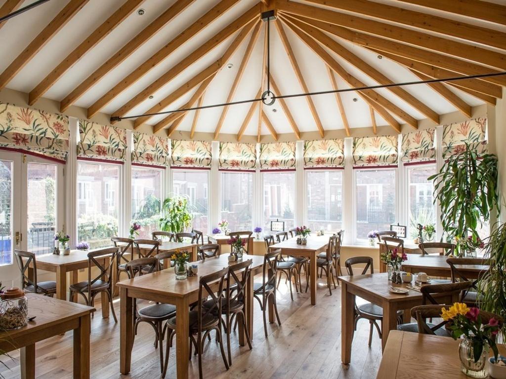 达尔文联排别墅旅馆 什鲁斯伯里 外观 照片 The restaurant at the National Motor Museum