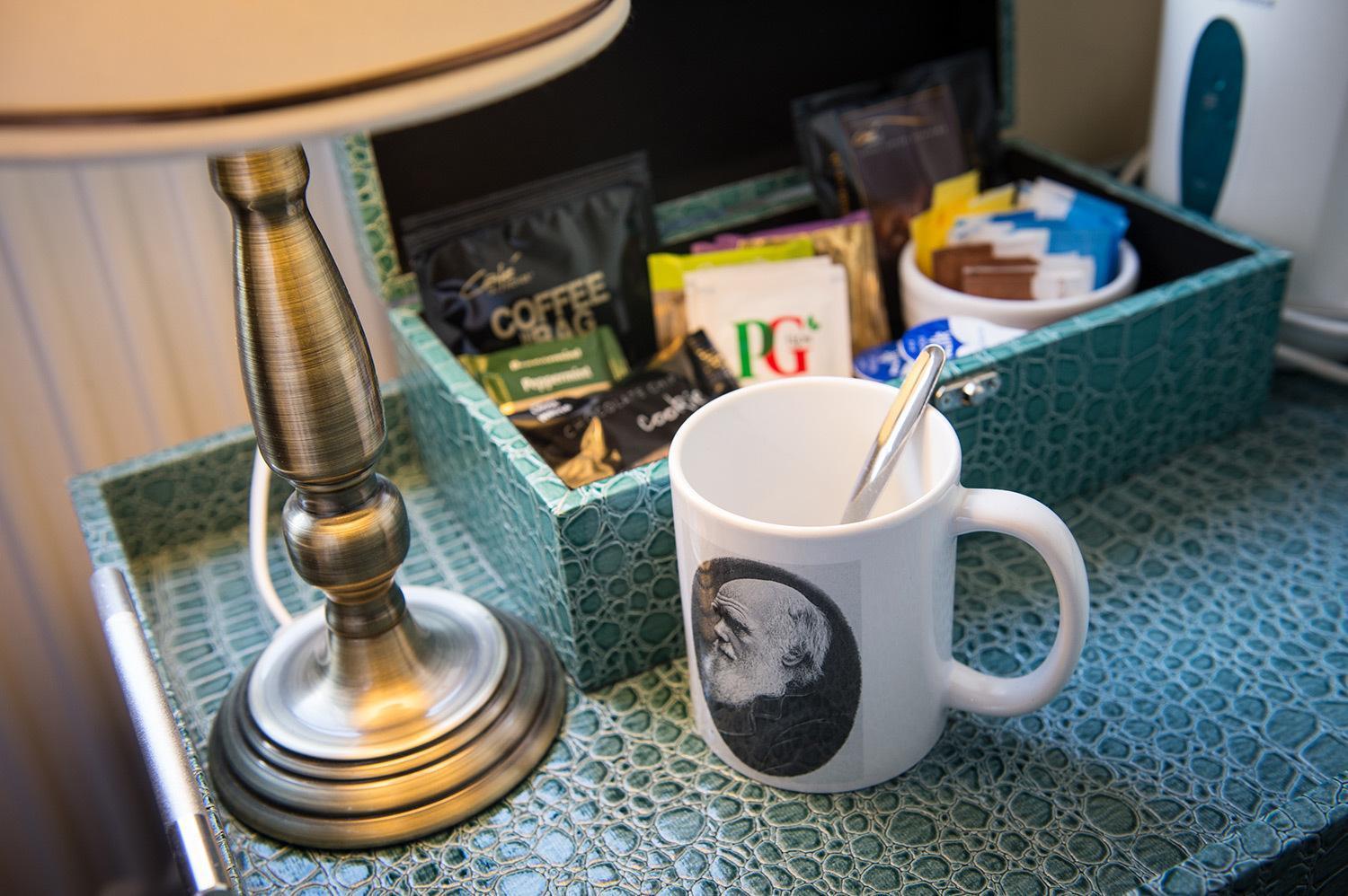 达尔文联排别墅旅馆 什鲁斯伯里 客房 照片 A coffee and tea tray in a hotel room