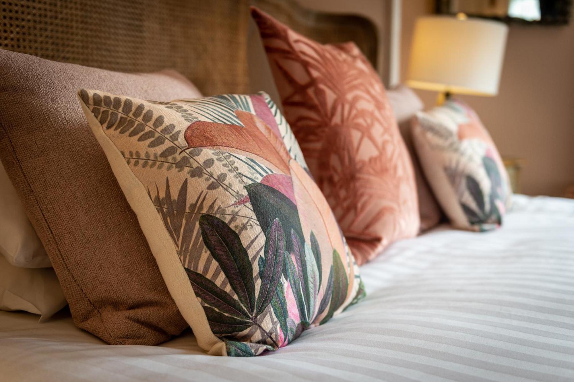 达尔文联排别墅旅馆 什鲁斯伯里 客房 照片 Cushions on a bed